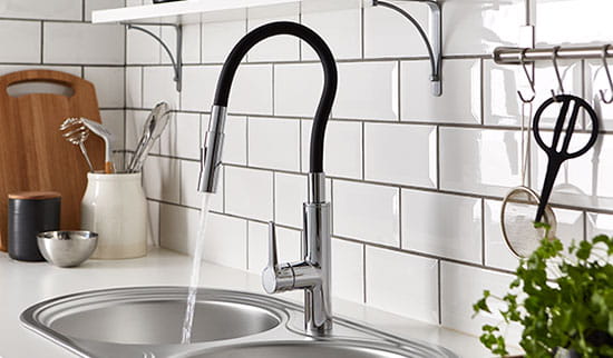 This kitchen tap has a unique flexible spout which can be bent into any shape. it'll stay in place hands-free while you continue to work in the kitchen.