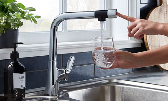 This push button kitchen tap allows you to get fresh, filtered water on demand.